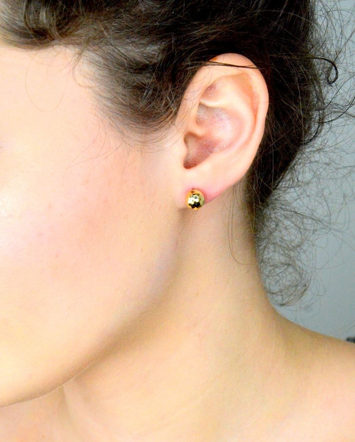 Kolczyki złote kulki grawerowane pr 585, DIA-KLC-10898-585 8mm. Stylowe kolczyki wykonane ze złota próby 585. Kolczyki mają okrągły kształt, ozdobione grawerem. Kolczyki to ponadczasowa biżuteri.jpg